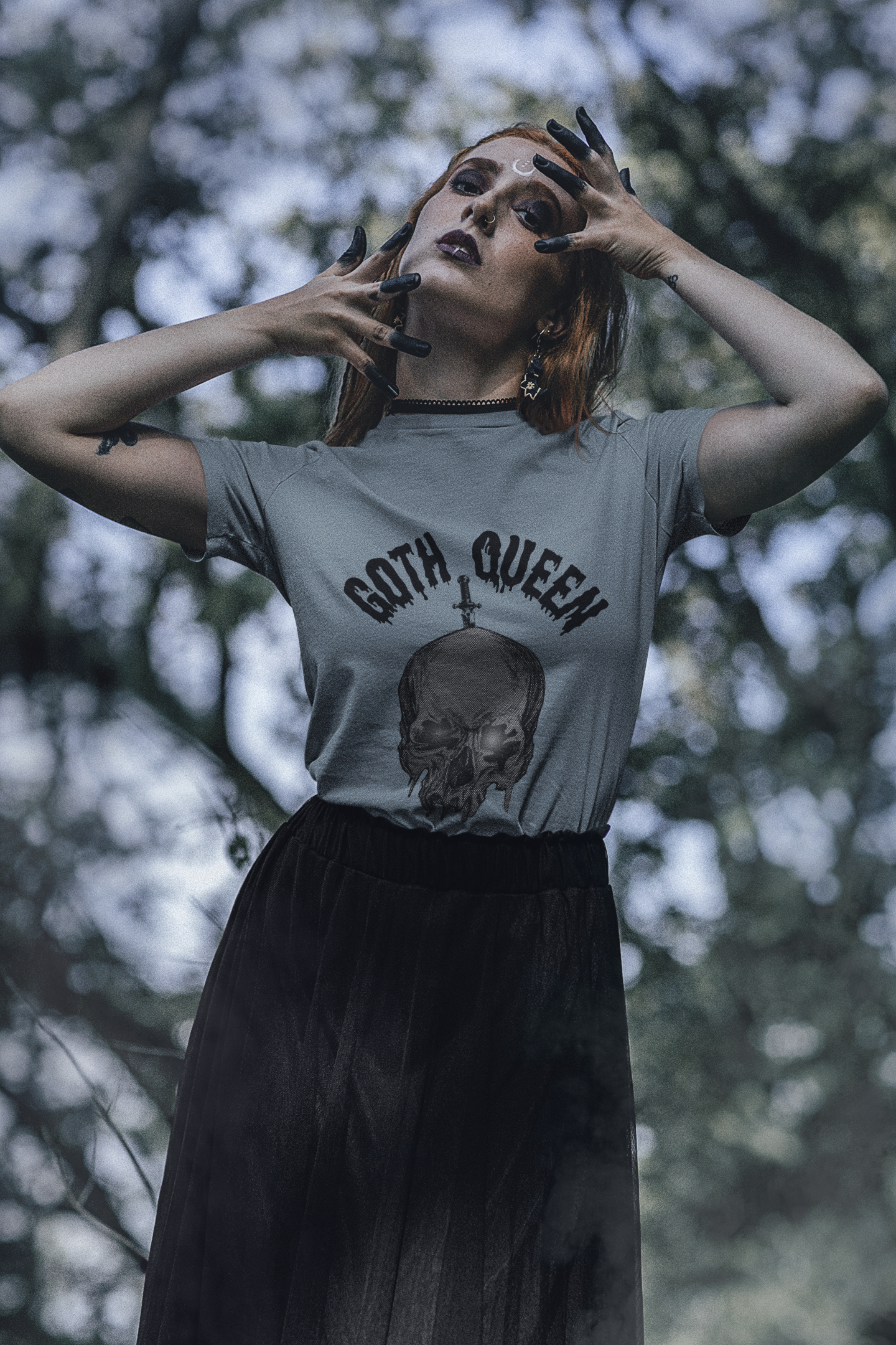Camiseta de Reina Gótica con Calavera y Daga: Ropa Alternativa, Punk, Rock, Emo y Grunge