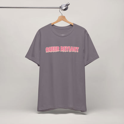 Camiseta de manga corta queer desviada: camiseta de orgullo audaz, top unisex de verano, regalo LGBTQ divertido, ropa para festivales, camiseta llamativa, colorida